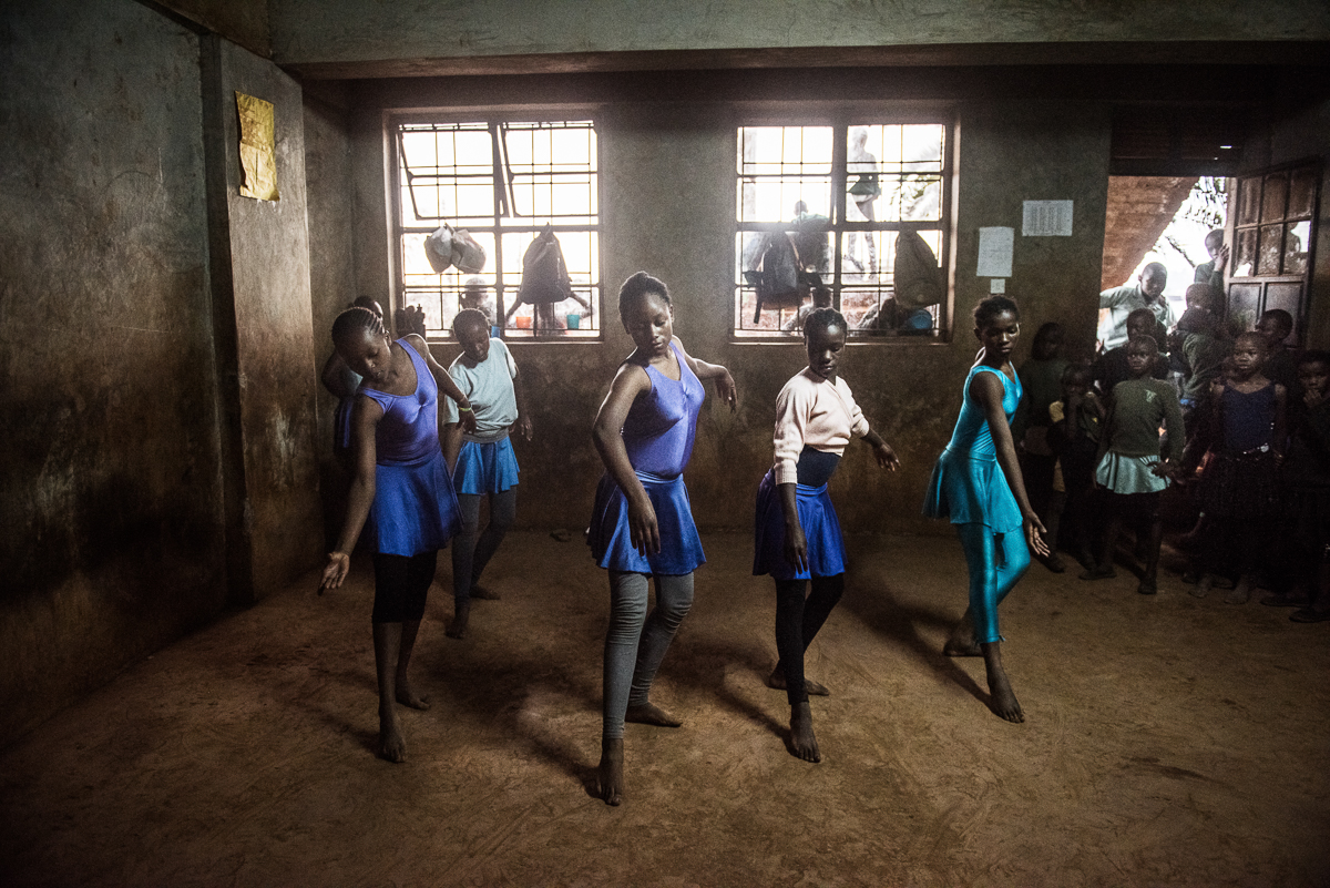 Kenyan children learn ballet at Kibera slum