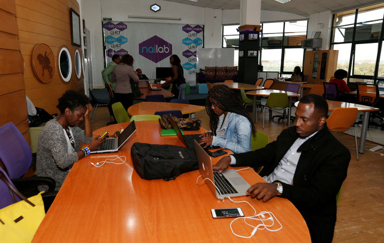 Des entrepreneurs travaillent à nailab