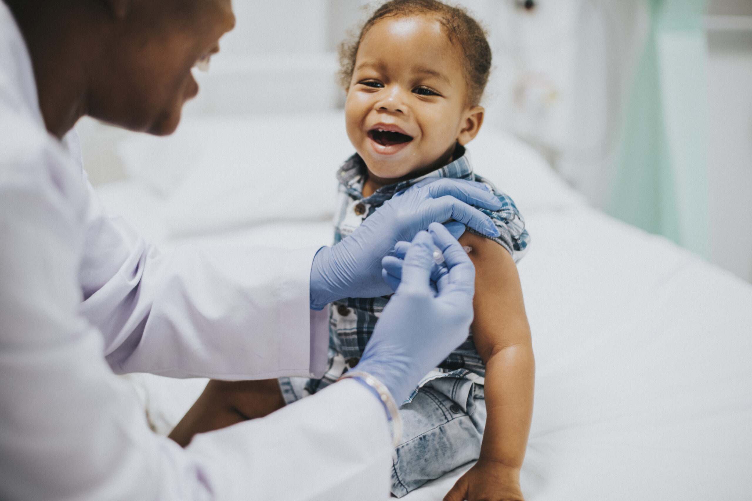 Un enfant se faisant vacciner
