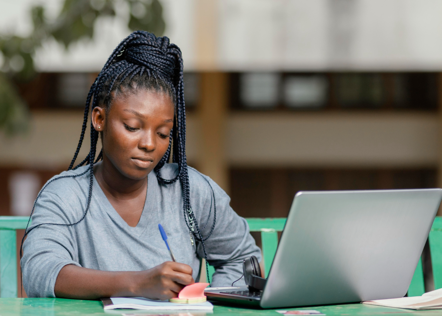 Une femme en apprentissage numérique