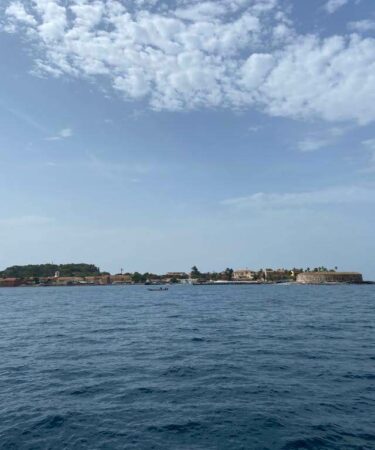Vue de l’île de Gorée au Sénégal, avec bâtiments coloniaux en bord de mer, patrimoine mondial UNESCO